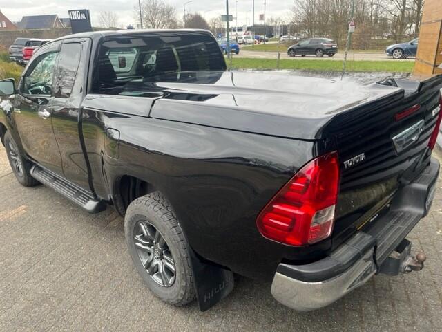 Toyota HI-LUX HiLux 2.4 D-4D EURO 6 4WD EXTRA CAB BLACK EDITION CLIMA CRUISE 6 MND GAR ¤ 30740 EXCL Auto in zeer goede staat dealer onderhouden schade vrij 4WD hoge lage gearing 3500 KG TREKHAAK . Voorzien van bedliner / laadklep / snorkel