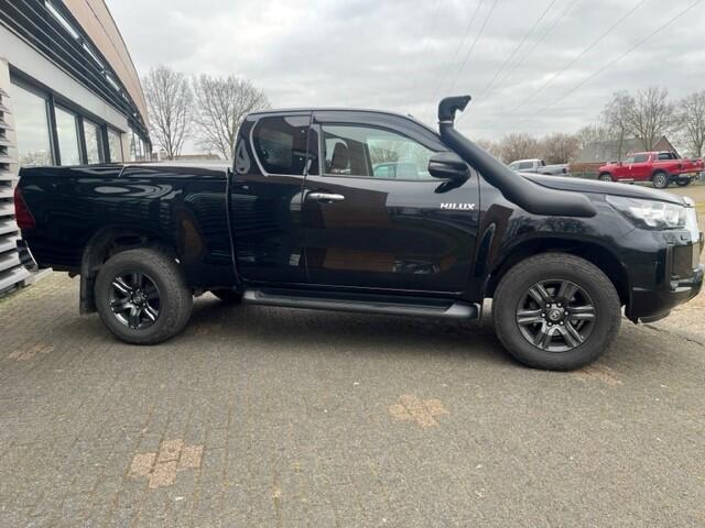 Toyota HI-LUX HiLux 2.4 D-4D EURO 6 4WD EXTRA CAB BLACK EDITION CLIMA CRUISE 6 MND GAR ¤ 30740 EXCL Auto in zeer goede staat dealer onderhouden schade vrij 4WD hoge lage gearing 3500 KG TREKHAAK . Voorzien van bedliner / laadklep / snorkel