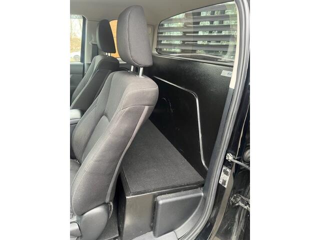 Toyota HI-LUX HiLux 2.4 D-4D EURO 6 4WD EXTRA CAB BLACK EDITION CLIMA CRUISE 6 MND GAR ¤ 30740 EXCL Auto in zeer goede staat dealer onderhouden schade vrij 4WD hoge lage gearing 3500 KG TREKHAAK . Voorzien van bedliner / laadklep / snorkel