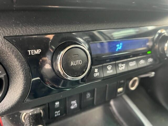 Toyota HI-LUX HiLux 2.4 D-4D EURO 6 4WD EXTRA CAB BLACK EDITION CLIMA CRUISE 6 MND GAR ¤ 30740 EXCL Auto in zeer goede staat dealer onderhouden schade vrij 4WD hoge lage gearing 3500 KG TREKHAAK . Voorzien van bedliner / laadklep / snorkel