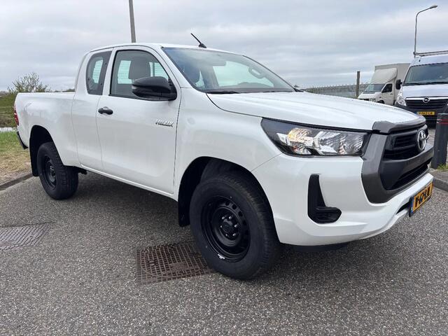 Toyota HI-LUX Hilux 2.4 D-4D Comfort 4x4 1.5Cab NIEUW 3500KG Trekgewicht BPM VRIJ