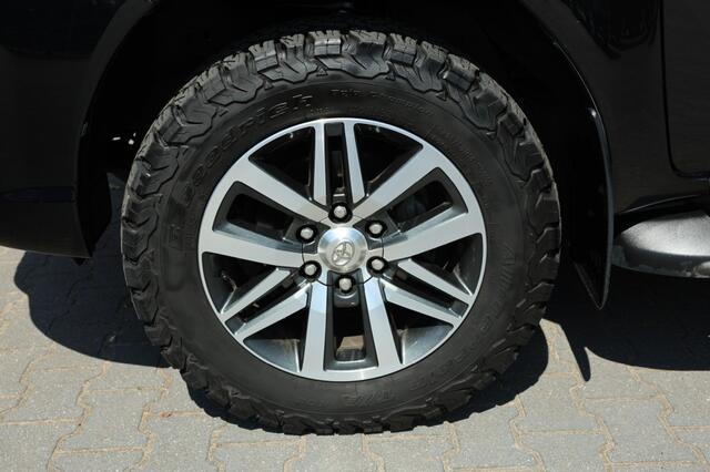 Toyota HI-LUX 2.4 D-4D DUBBEL CABIN EXECUTIVE BE TREKKER A/T 5 SITZ 4WD VAN