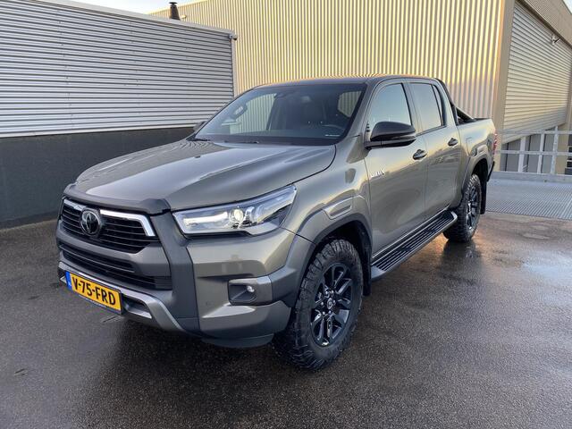 Toyota HI-LUX HiLux 2.8 D-4D Double Cab Invincible Automaat Nieuw geleverd, incl. o.a.: Gecoatte laadbak, trekhaak 13plg, stoelverwarming, achteruitrij camera, keyless, navigatie, Apple CarPlay/Android Auto, JBL Audio, NL-auto, boekjes compleet, 265/65R18 banden CST AT