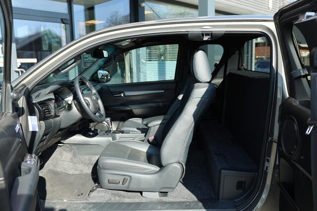 Toyota HI-LUX 2.8 D-4D X-TRA CAB INVINCIBLE A/T 4WD VAN