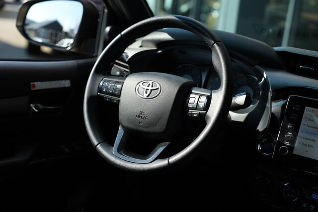 Toyota HI-LUX 2.8 D-4D X-TRA CAB INVINCIBLE A/T 4WD VAN