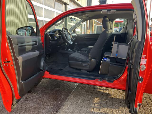 Toyota HI-LUX HiLux 2.4 D-4D-F Xtra Cab Cool Comfort Airco Trekhaak 3500kg trekgewicht Telefoonverbinding Pick-up Open laadbak 2-Persoons 4x4 Off-road Ex overheid