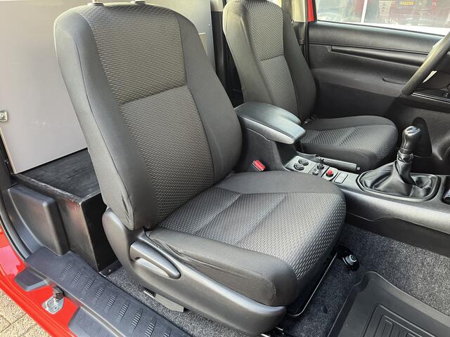 Toyota HI-LUX HiLux 2.4 D-4D-F Xtra Cab Cool Comfort Airco Trekhaak 3500kg trekgewicht Telefoonverbinding Pick-up Open laadbak 2-Persoons 4x4 Off-road Ex overheid