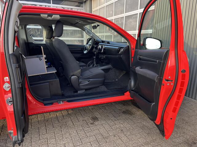 Toyota HI-LUX HiLux 2.4 D-4D-F Xtra Cab Cool Comfort Airco Trekhaak 3500kg trekgewicht Telefoonverbinding Pick-up Open laadbak 2-Persoons 4x4 Off-road Ex overheid