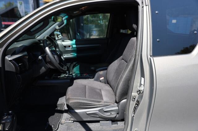 Toyota HI-LUX 2.8 D-4D X-TRA CAB INVINCIBLE A/T 4WD VAN