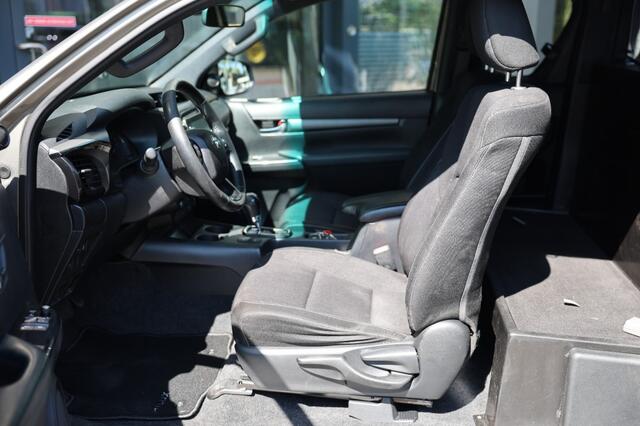 Toyota HI-LUX 2.8 D-4D X-TRA CAB INVINCIBLE A/T 4WD VAN