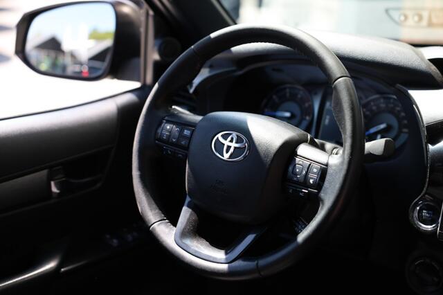 Toyota HI-LUX 2.8 D-4D X-TRA CAB INVINCIBLE A/T 4WD VAN