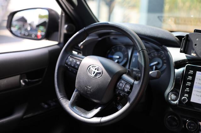 Toyota HI-LUX 2.8 D-4D X-TRA CAB INVINCIBLE A/T 4WD VAN