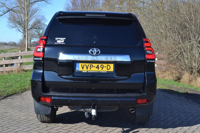 Toyota LAND CRUISER 150 2.8 D-4D-F Professional Window Van