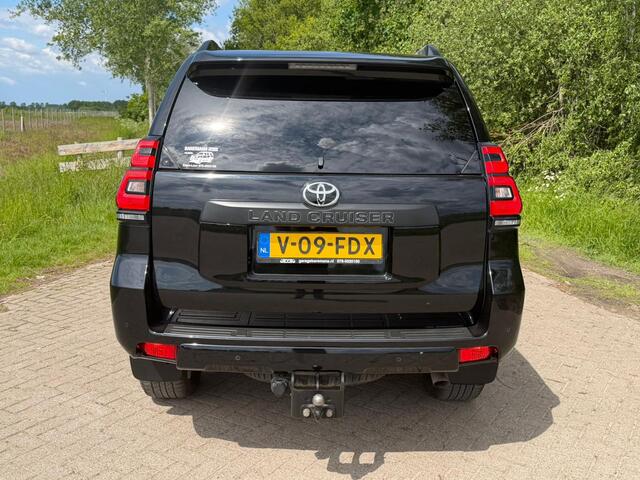 Toyota LAND CRUISER 150 2.8 D-4D-F Professional Black line Window Van