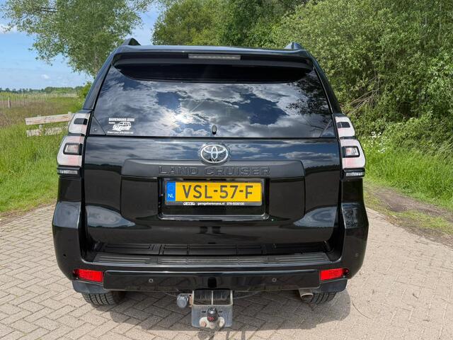 Toyota LAND CRUISER 150 2.8 D-4D-F Professional Window Van