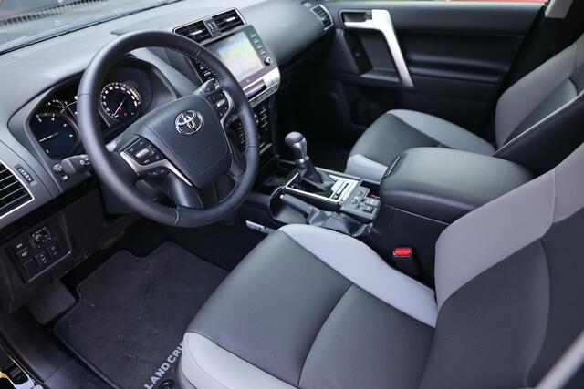 Toyota LAND CRUISER 2.8 D-4D Executive TEC Edition Toyota Land Cruiser 2.8 D-4D-F Black Edition High Roof Window Van