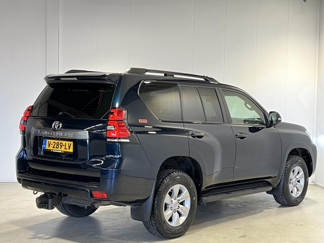 Toyota LAND CRUISER 2.8 D-4D-F Challenger Window Van | Navigatie | LM Velgen 17" | Voorstoelen Verwarmd | PDC Achter | Trekhaak | Treeplanken |