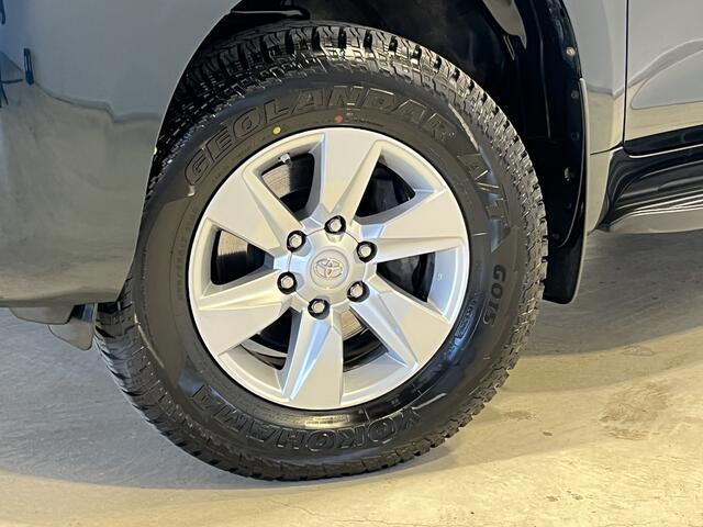 Toyota LAND CRUISER 2.8 D-4D-F Challenger Window Van | Navigatie | LM Velgen 17" | Voorstoelen Verwarmd | PDC Achter | Trekhaak | Treeplanken |