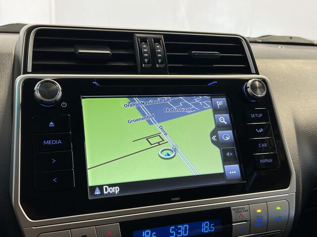 Toyota LAND CRUISER 2.8 D-4D-F Challenger Window Van | Navigatie | LM Velgen 17" | Voorstoelen Verwarmd | PDC Achter | Trekhaak | Treeplanken |