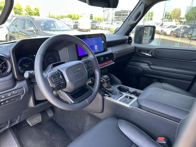 Toyota LAND CRUISER 2.8 D-4D Standard Roof Window Van Navigator 206pk | Trekhaak 3.500kg geremd! | Rondomzicht camera | Set winterbanden 18'' |