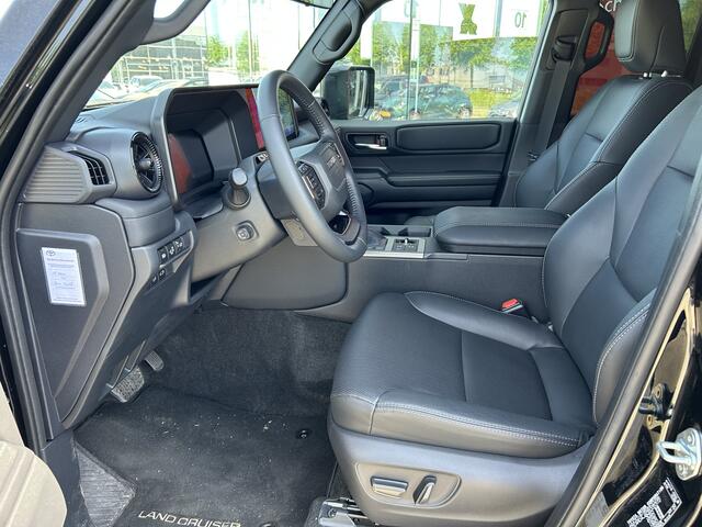 Toyota LAND CRUISER 2.8 D-4D Standard Roof Window Van Navigator 206pk | Trekhaak 3.500kg geremd! | Rondomzicht camera | Set winterbanden 18'' |