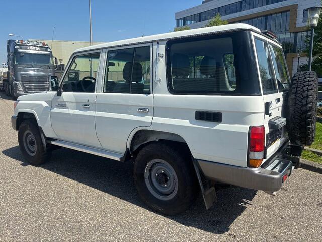 Toyota LAND CRUISER LX LANG 5 PERSOONS 4x4 Airco 6 Cilinder Diesel
