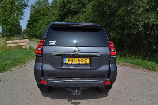 Toyota LAND CRUISER 2.8 D-4D-F Professional Window Van