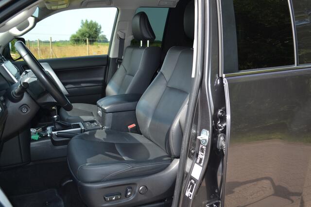 Toyota LAND CRUISER 2.8 D-4D-F Professional Window Van