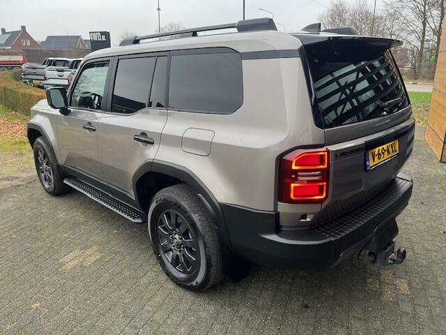 Toyota LAND CRUISER 2.8 D-4D AUT VAN EXEC / PROF LEDER NAVI CLIMA CRAWL GEEN BPM ! FABR GARANTIE ¤ 76900 EXCL FISCAAL VOORDELIGE zeer luxe uitvoering , is voor ondernemers vrijgesteld van BPM in nieuwstaat dealer onderhouden en zeer mooie bedrijf inrichting in de laadruimte