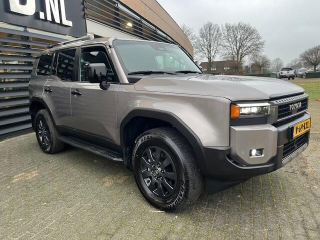 Toyota LAND CRUISER 2.8 D-4D AUT VAN EXEC / PROF LEDER NAVI CLIMA CRAWL GEEN BPM ! FABR GARANTIE ¤ 76900 EXCL FISCAAL VOORDELIGE zeer luxe uitvoering , is voor ondernemers vrijgesteld van BPM in nieuwstaat dealer onderhouden en zeer mooie bedrijf inrichting in de laadruimte