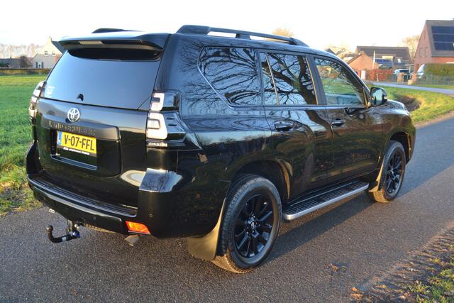 Toyota LAND CRUISER 2.8 D-4D-F Executive Window Van Black-Line