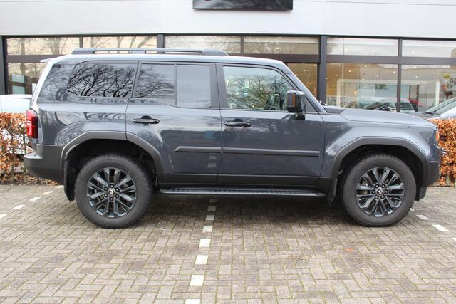 Toyota LAND CRUISER 2.8 D-4D Standard Roof Window Van Professional | NL-Auto | Trekhaak | Leder | Memory | Camera's | JBL | HUD | LED | Stoelverwarming/koeling