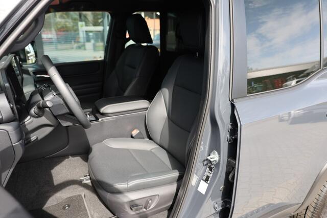 Toyota LAND CRUISER 2.8 D-4D 5DRS TX/L A/T VAN