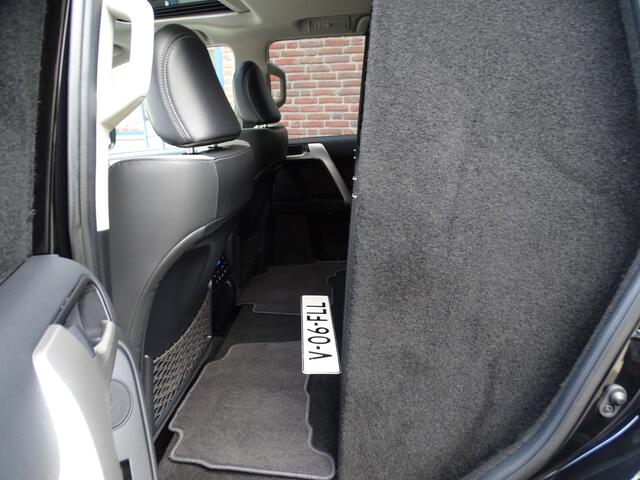 Toyota LAND CRUISER 2.8 D-4D-F Professional High Roof Window Van TREKHAAK