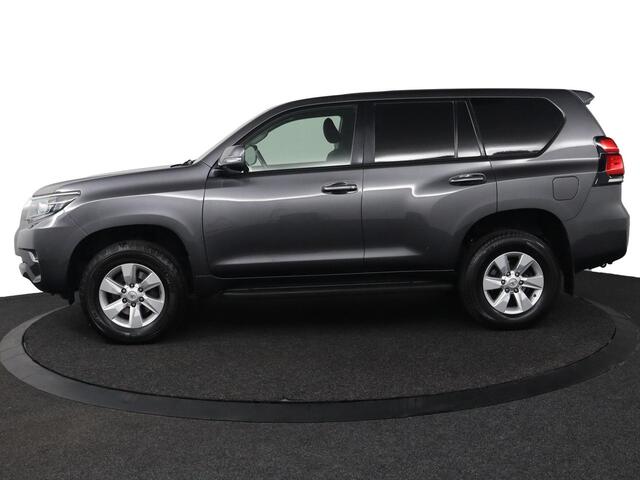 Toyota LAND CRUISER 2.8 D-4D-F Comfort Window Van | Trekhaak | Parkeer sensoren | Parkeer camera |