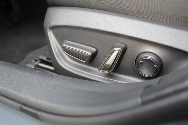 Toyota PRIUS 2.0 Plug-in Executive | Rijklaar | Pano | NL-auto | Navi | Camera | Stoel-/stuurverwarming | Blind Spot