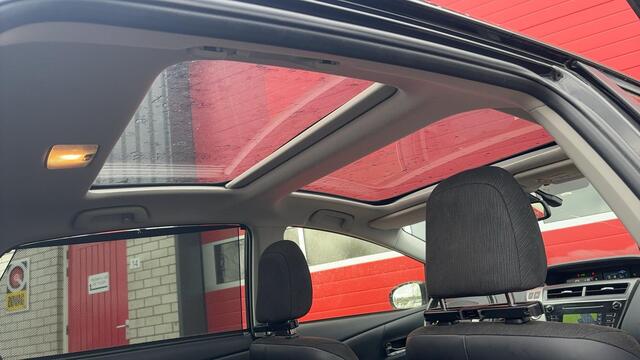 Toyota PRIUS 1.8 Dynamic 7 PERS / PANORAMADAK / FULL LED / KEYLESS / STOELVERW / CAMERA / NAVI / CLIMA / BLUETOOTH / CRUISE / NL-AUTO