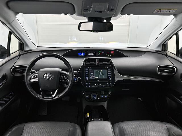 Toyota PRIUS 1.8 Executive | Zwart lederen bekleding | JBL | Head-Up Display | Dodehoek detectie | Parkeersensoren voor+achter met assistent | Navigatie | Climate Control | Cruise Control Adaptive |
