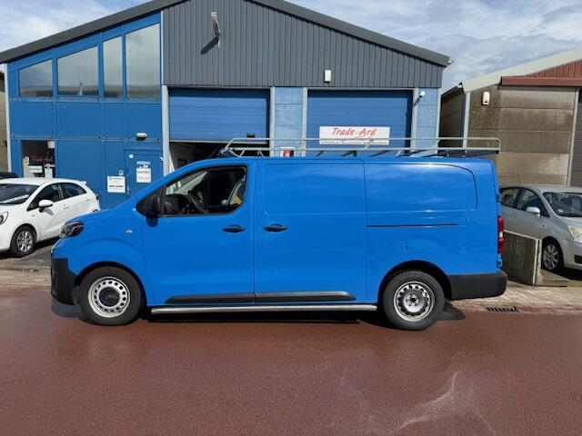 Toyota PROACE Worker 2.0 D-4D Cool Comfort Long 72.883km NAP 2017 Koude airco, 100% dealer onderhouden!!! Rekeningen zijn aanwezig.