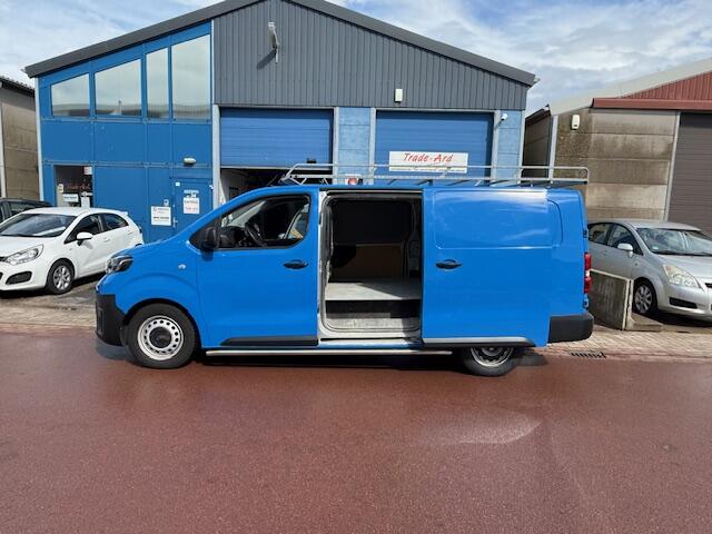 Toyota PROACE Worker 2.0 D-4D Cool Comfort Long 72.883km NAP 2017 Koude airco, 100% dealer onderhouden!!! Rekeningen zijn aanwezig.