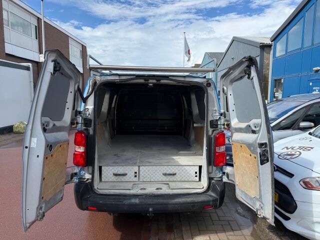 Toyota PROACE Worker 2.0 D-4D Cool Comfort Long 72.883km NAP 2017 Koude airco, 100% dealer onderhouden!!! Rekeningen zijn aanwezig.