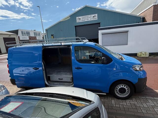Toyota PROACE Worker 2.0 D-4D Cool Comfort Long 72.883km NAP 2017 Koude airco, 100% dealer onderhouden!!! Rekeningen zijn aanwezig.