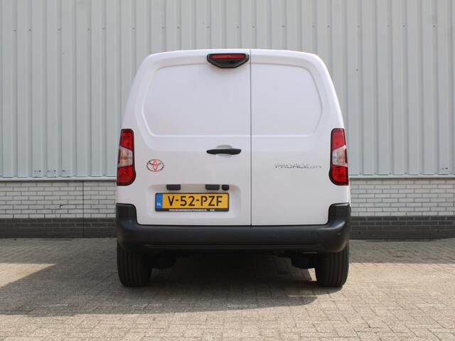 Toyota PROACE CITY 1.5 D-4D L1 Professional | Automaat | 3-zits | Clima | Navi | Camera | Cruise | Dodehoek detectie | Stoel- en stuurverwarming | Digitale binnenspiegel |