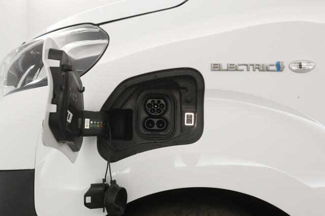 Toyota PROACE Elektrisch 75 kWh L2H1 Long Range | Snelladen | SOH 99% | Airco | Cruise | 3 Zits | Carplay | Parkeersens.