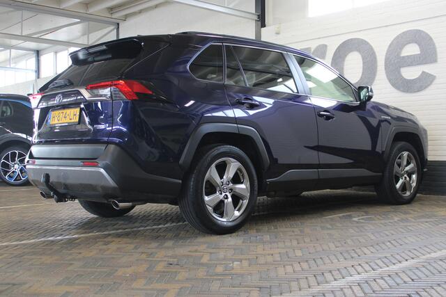 Toyota RAV4 2.5 Hybrid AWD Dynamic | Incl. 12 maanden garantie | Apple CarPlay | Cruise control | Trekhaak | Climate control | Parkeersensoren + camera | Getint glas | Verkeersbord erkenning | LED koplampen | LM 18'' |
