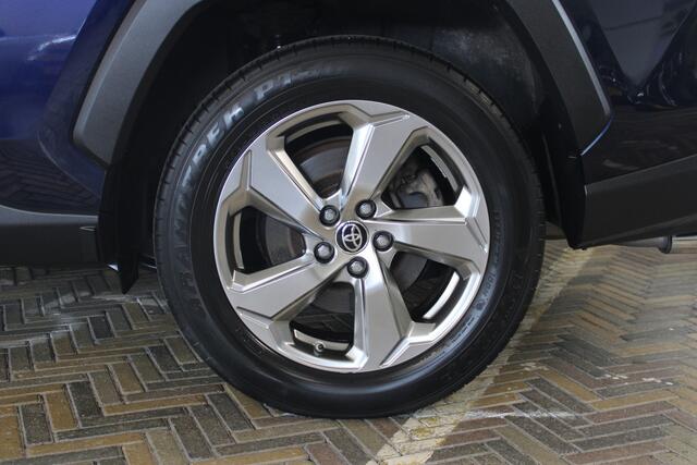 Toyota RAV4 2.5 Hybrid AWD Dynamic | Incl. 12 maanden garantie | Apple CarPlay | Cruise control | Trekhaak | Climate control | Parkeersensoren + camera | Getint glas | Verkeersbord erkenning | LED koplampen | LM 18'' |