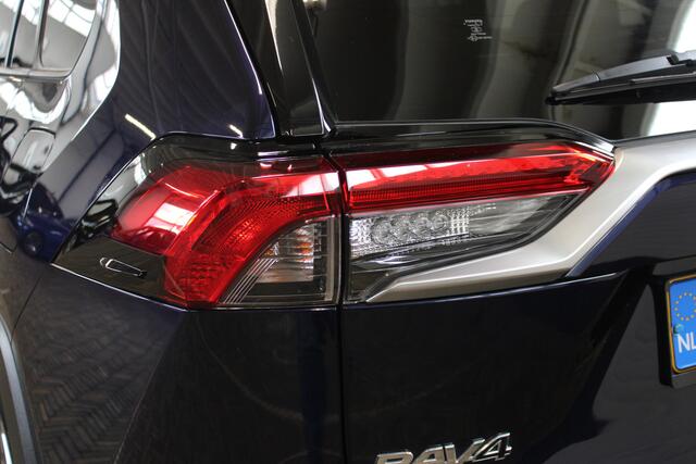 Toyota RAV4 2.5 Hybrid AWD Dynamic | Incl. 12 maanden garantie | Apple CarPlay | Cruise control | Trekhaak | Climate control | Parkeersensoren + camera | Getint glas | Verkeersbord erkenning | LED koplampen | LM 18'' |