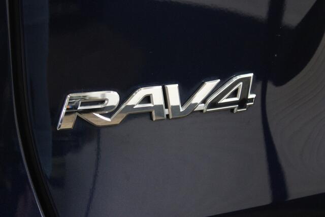 Toyota RAV4 2.5 Hybrid AWD Dynamic | Incl. 12 maanden garantie | Apple CarPlay | Cruise control | Trekhaak | Climate control | Parkeersensoren + camera | Getint glas | Verkeersbord erkenning | LED koplampen | LM 18'' |