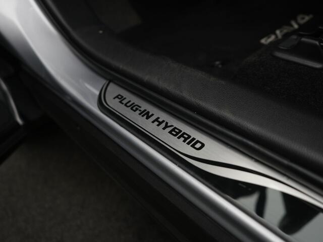 Toyota RAV4 2.5 Plug-in Hybrid AWD Bi-Tone Plus | Glazen Schuifdak | Zwart Leder Interieur |