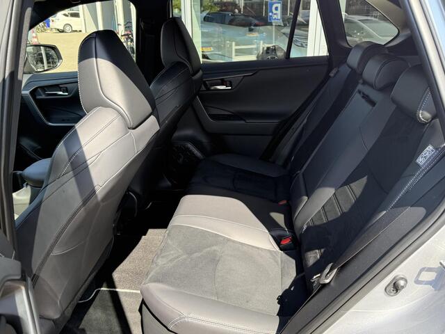 Toyota RAV4 2.5 Hybrid AWD GR SPORT | Sportief en luxe | JBL Premium audio | Dodehoekdetectie | Rondomzicht camera | Parkeersensoren | Kunstlederen/alcantara bekleding | Keyless | 19" LM velgen met sierstreep |
